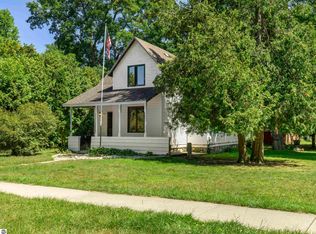 518 Corning Ave, Frankfort, MI 49635