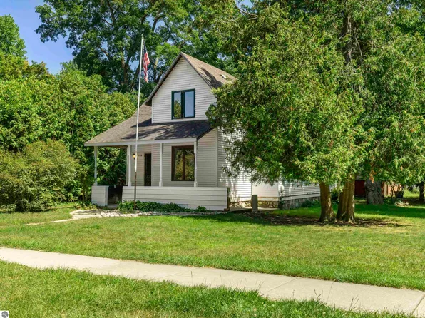 518 Corning Ave, Frankfort, MI 49635