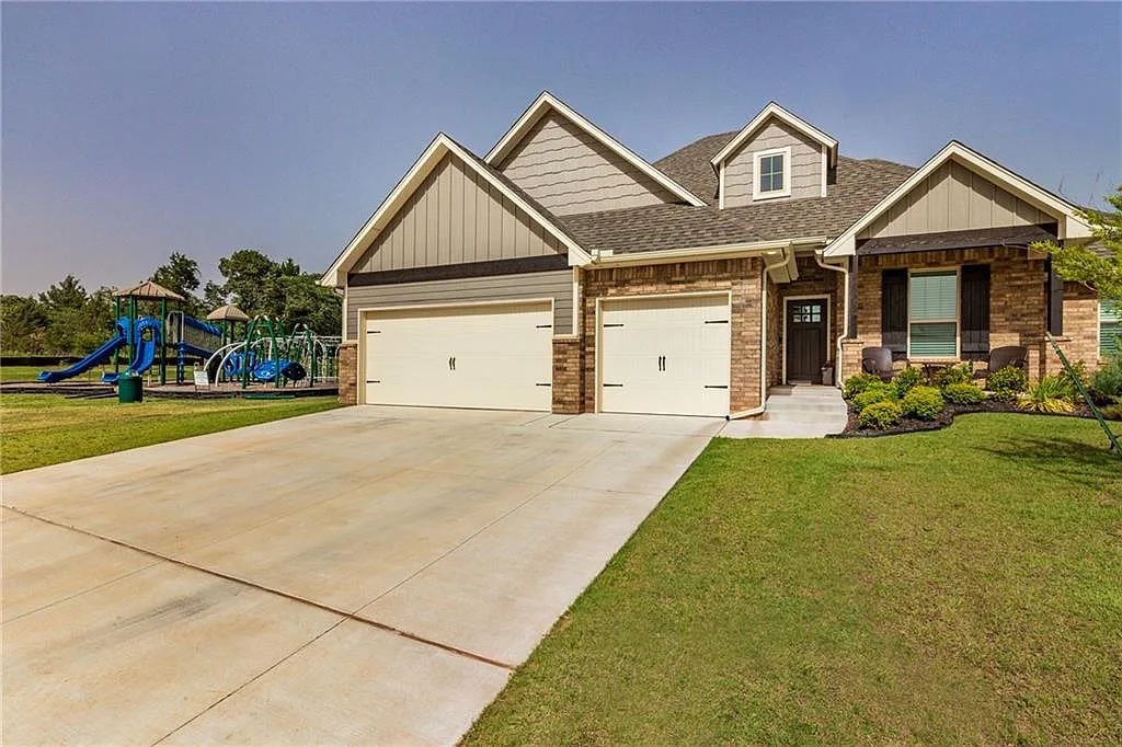 4 bed, 2.0 bath, 1846 sqft, $2,395 — Photo 2