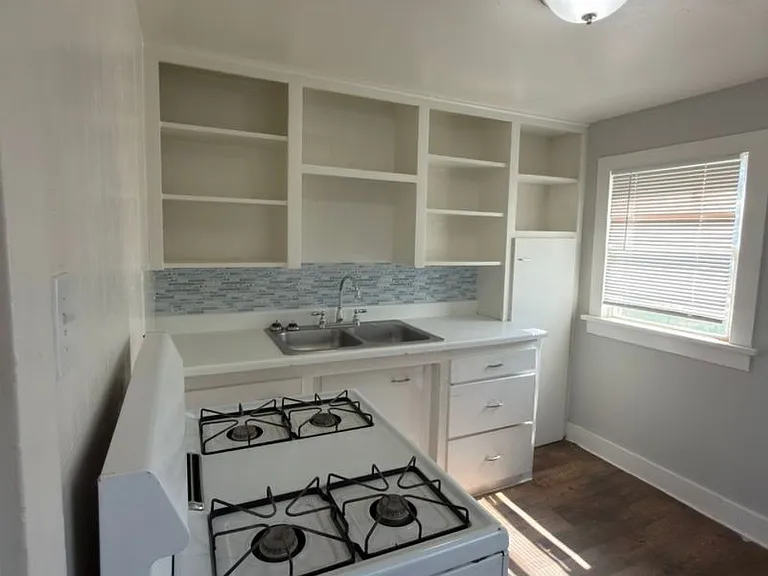 2201 23rd St — Photo 3