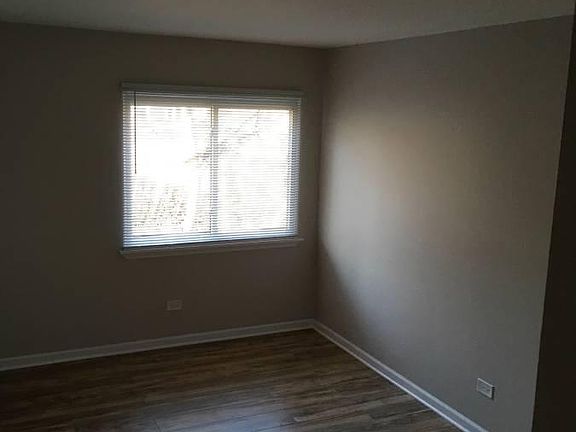 5th image of 9S110 Lake Dr APT 108