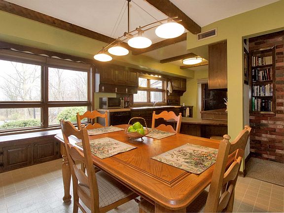 5th image of 40 Lorenzen La.
