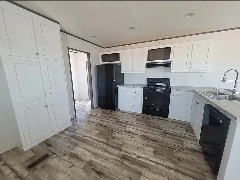 8801 Private Road 7325 — Photo 2
