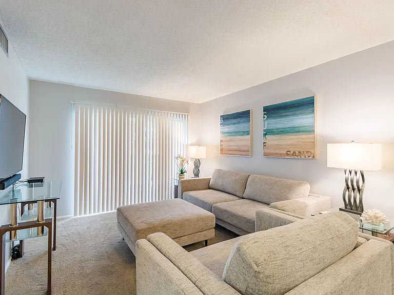 Imperial Palms Apartments — Photo 18