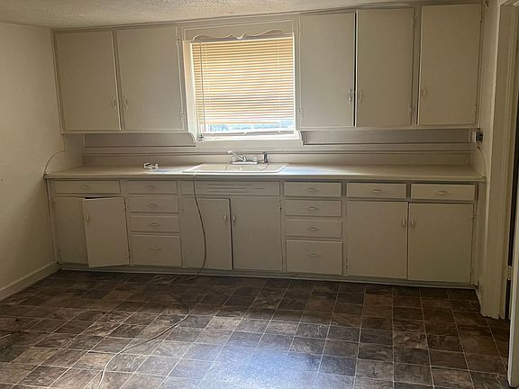 4th image of 1501 Belcher St