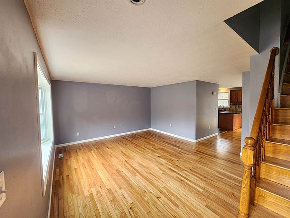 5th image of 67 Burgundy Dr