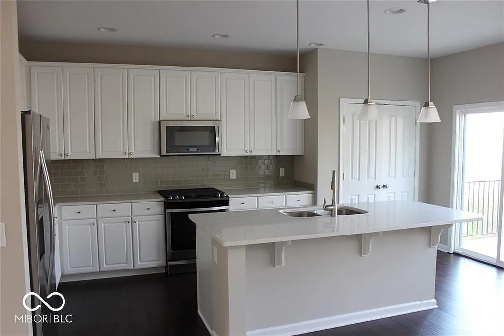 3 bed, 2.5 bath, 2592 sqft, $2,650 — Photo 4