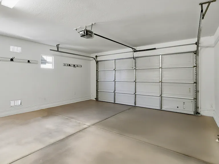 227 E Beatryce St — Photo 42