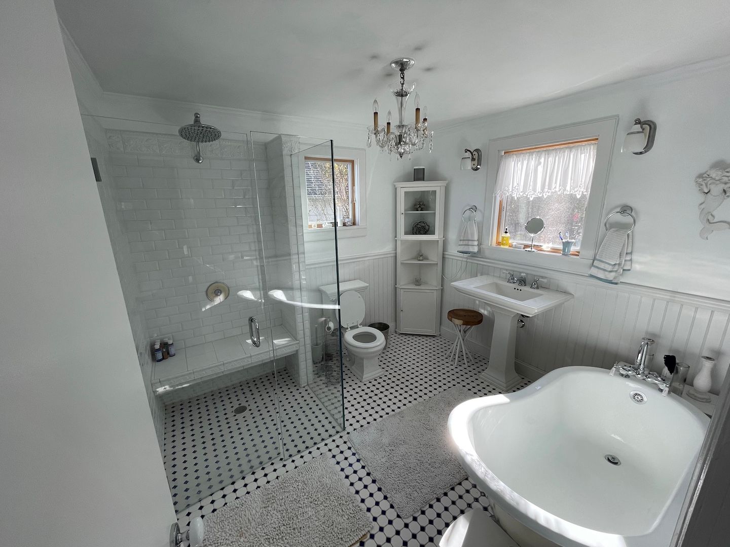  Bright Bathroom w/ Rain Shower & Bench