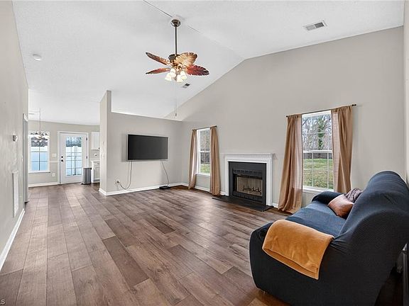 4th image of 2107 Jefferson Ct