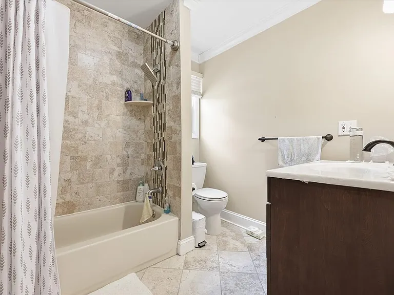 113 E Cedar St — Photo 16