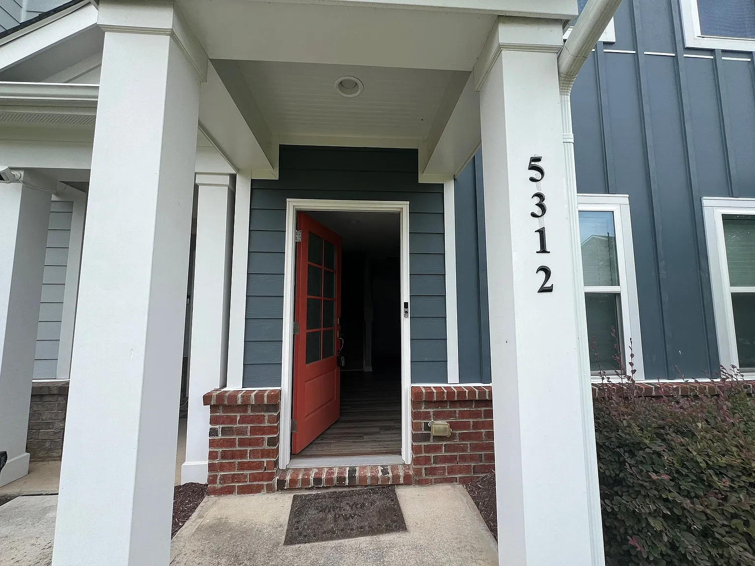 3 bed, 3.5 bath, 1800 sqft, $1,900 — Photo 2