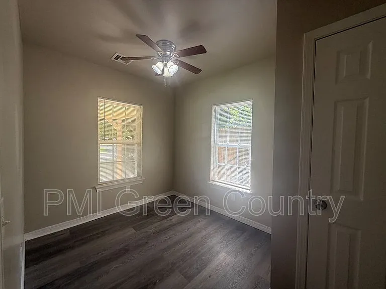 519 E Zion St — Photo 3
