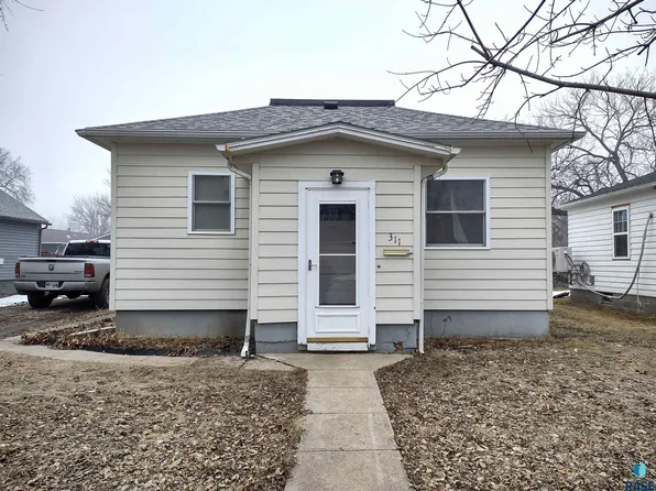 311 E 6th St, Miller, SD 57362