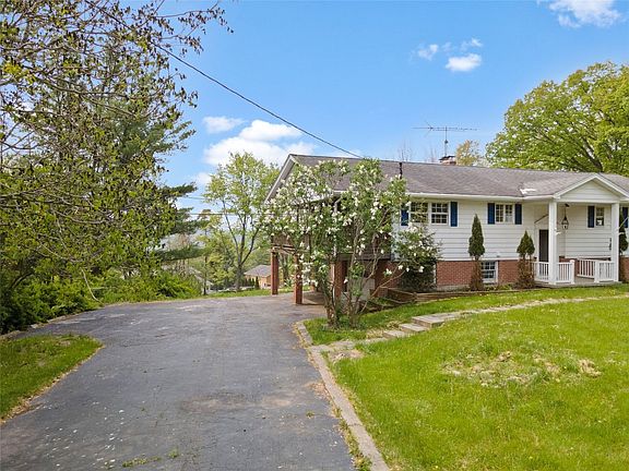 3rd image of 3 Deerfield Dr