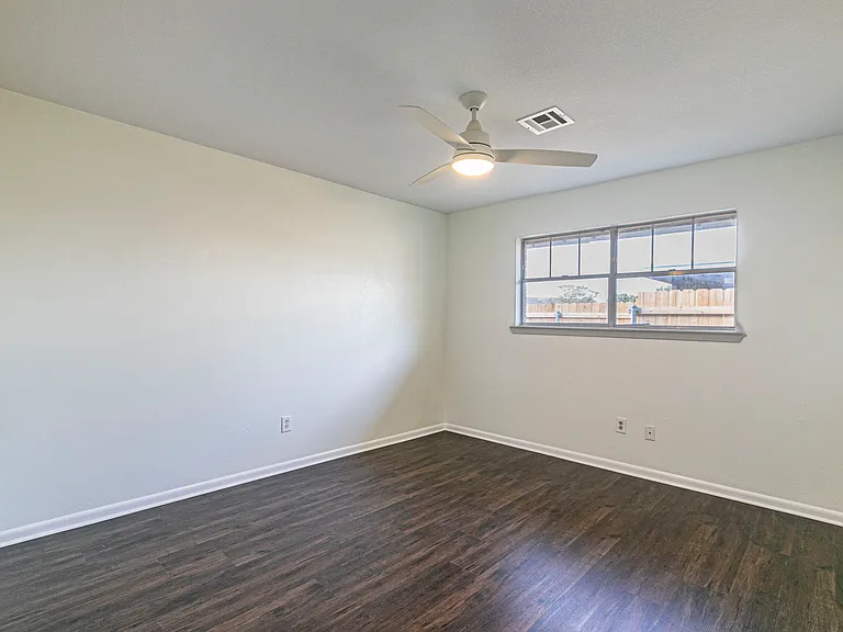 813 Melrose Dr — Photo 4