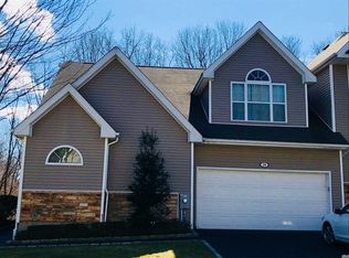 24 Arielle Ct, Hauppauge, NY 11749