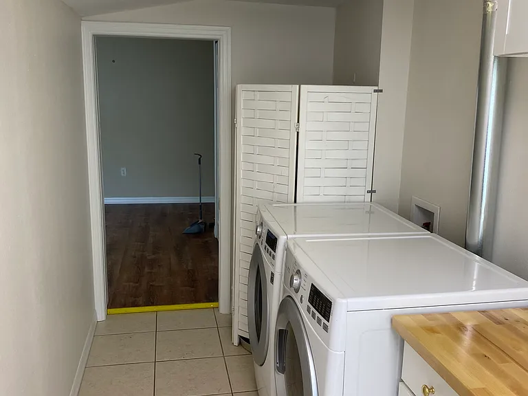 228 W Warren Ave — Photo 6