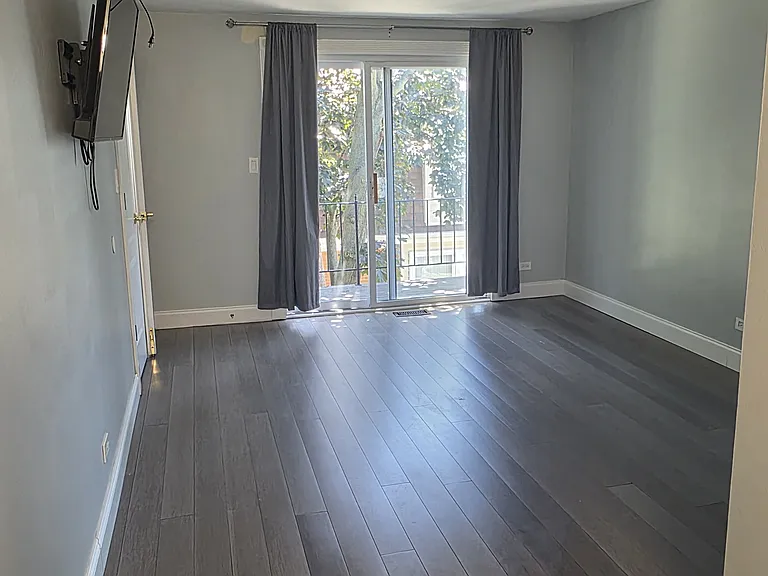 556 Manor Cir — Photo 8