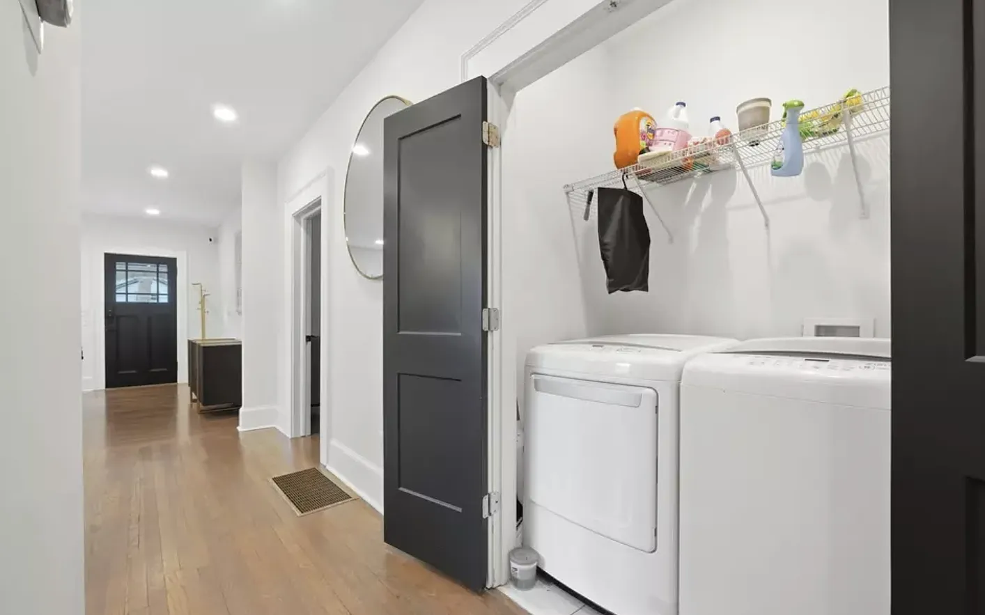 Beautiful Historic West-End Bungalow — Photo 3