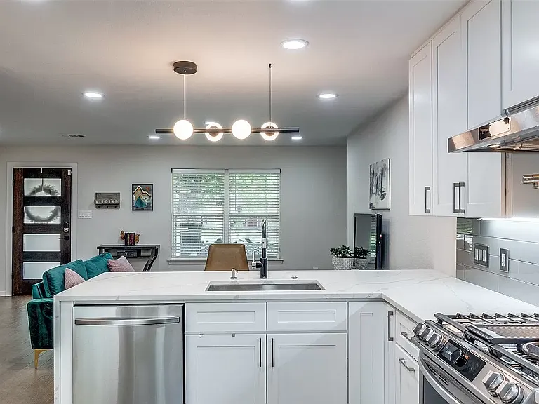 9805 Estate Ln — Photo 11