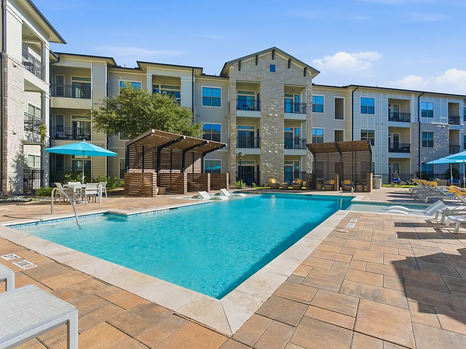 The Sterling at Oak Hills apartments community photo