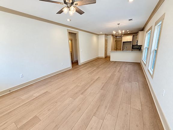 5th image of 1100 Chapman Dr