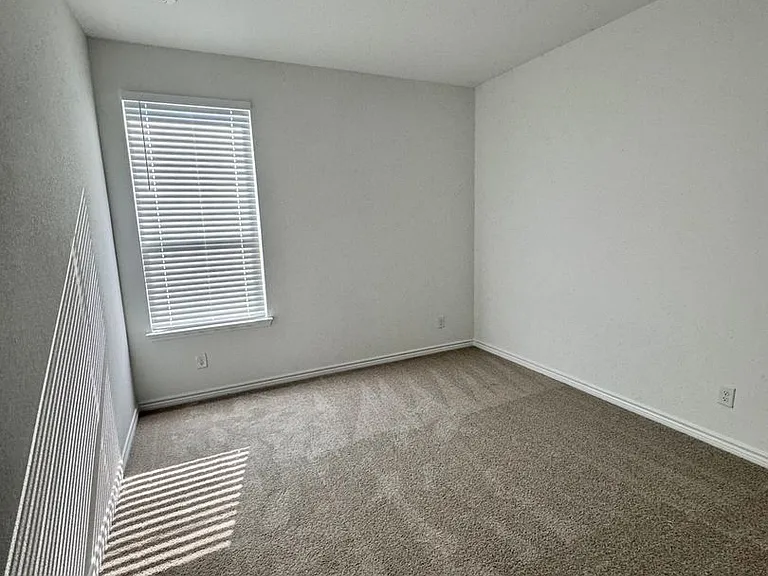 504 Saddle Ln — Photo 17