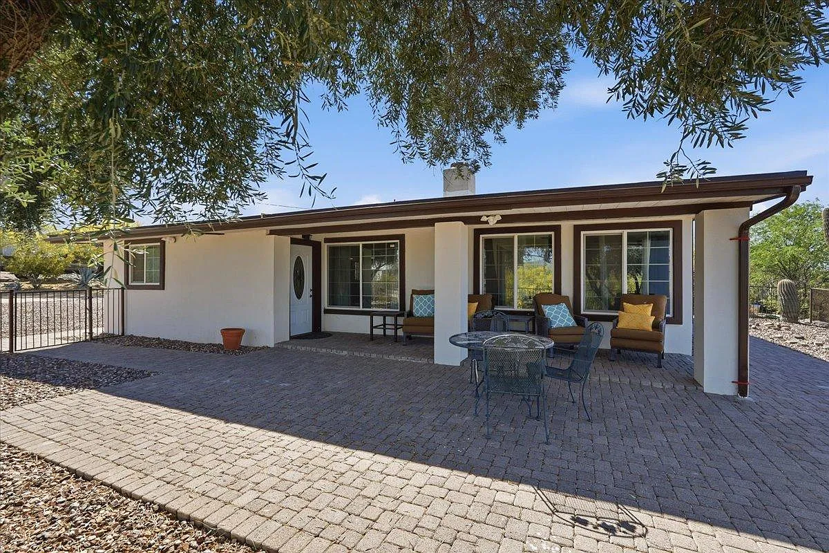 3 bed, 2.0 bath, 1326 sqft, $2,900 — Photo 4