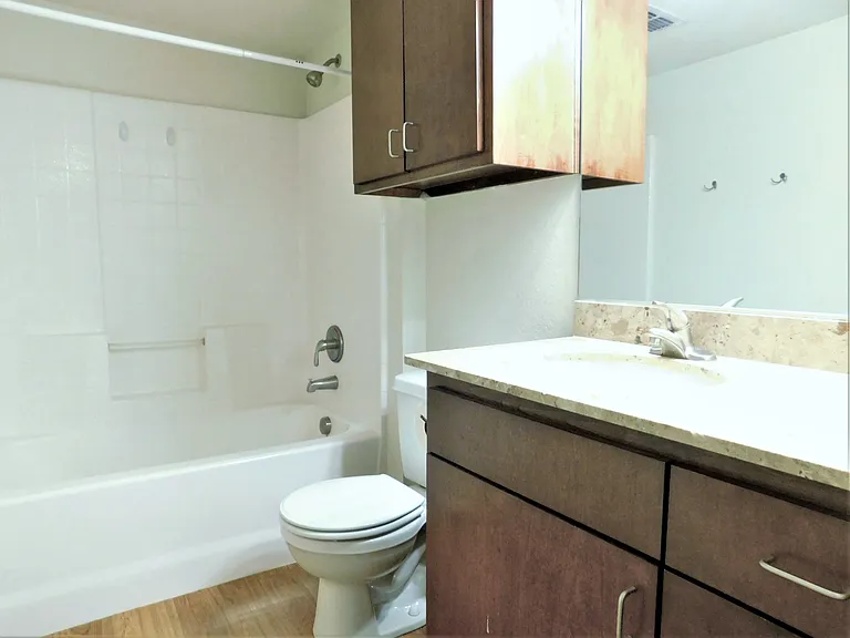 1512 N Elm St #302 — Photo 12