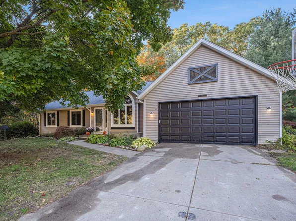 8111 Tanager Ln NE, Rockford, MI 49341