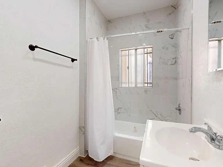 2318 1/2 W Jefferson Blvd #A — Photo 16