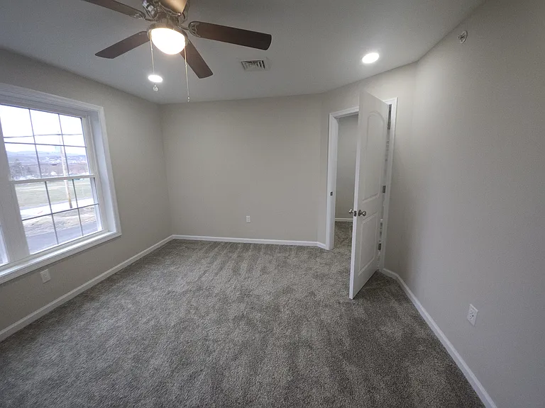 1068 Lakeland Dr — Photo 29