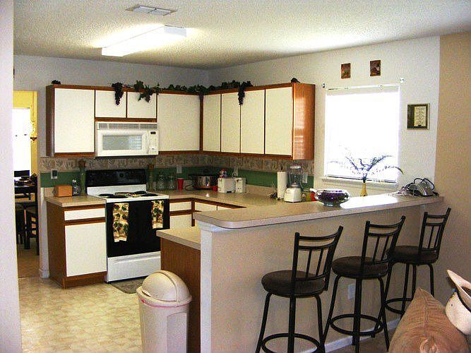 Kitchen & Breakfast Bar