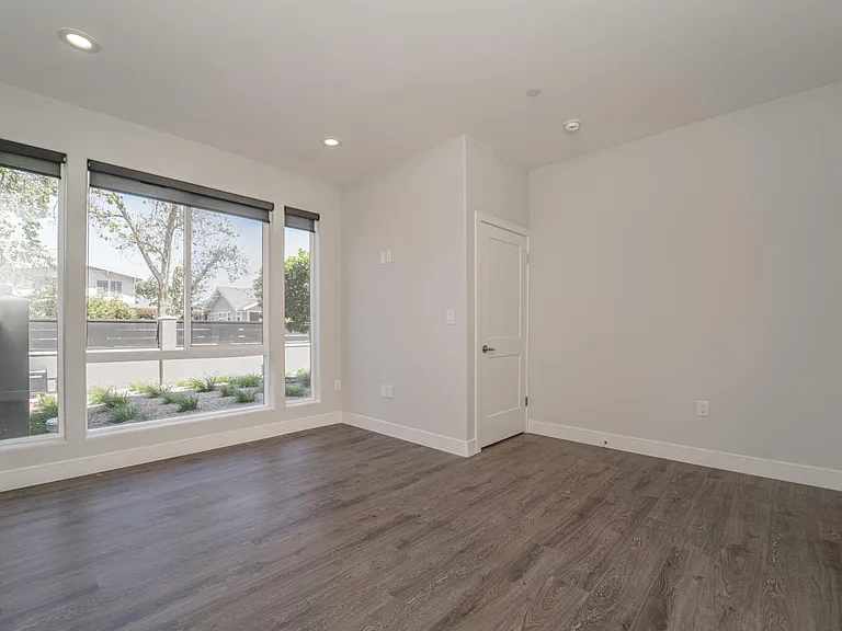 4526 1/2 Saint Charles Pl — Photo 39