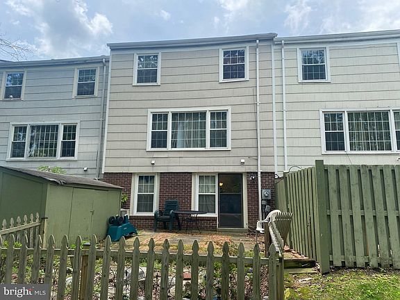 3rd image of 8111 Oaklake Ct