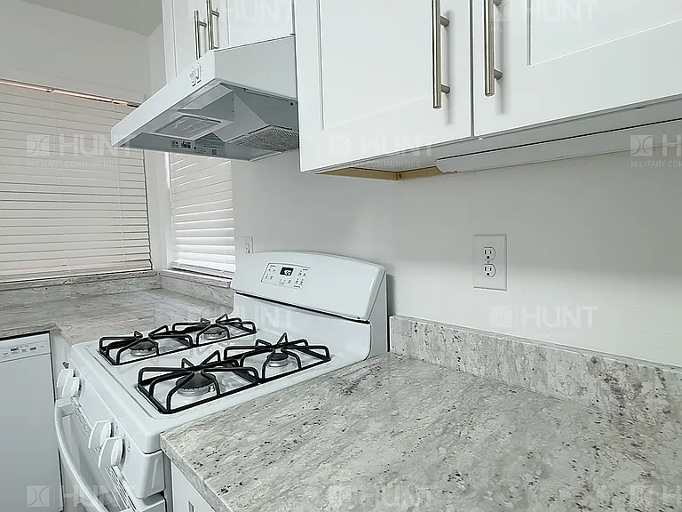 905A Thorn Ct SE — Photo 2