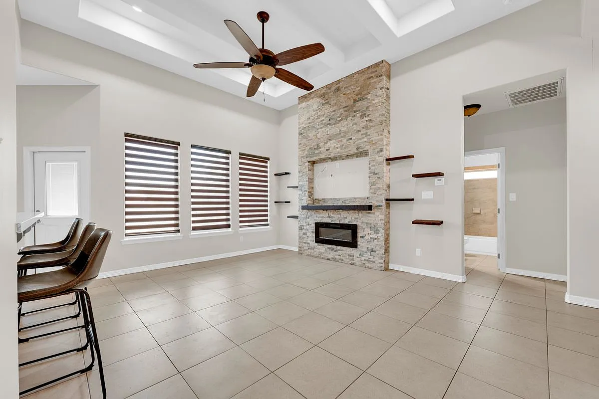 3 bed, 2.0 bath, 1595 sqft, $1,950 — Photo 3