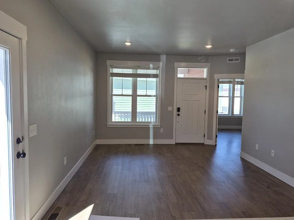 3 bed, 2.0 bath, 1067 sqft, $2,395 — Photo 3