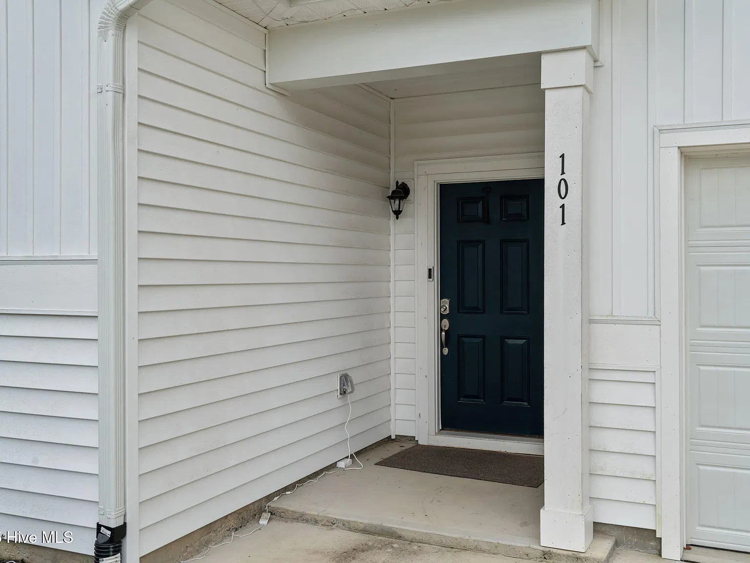 3 bed, 2.0 bath, 1661 sqft, $2,200 — Photo 2
