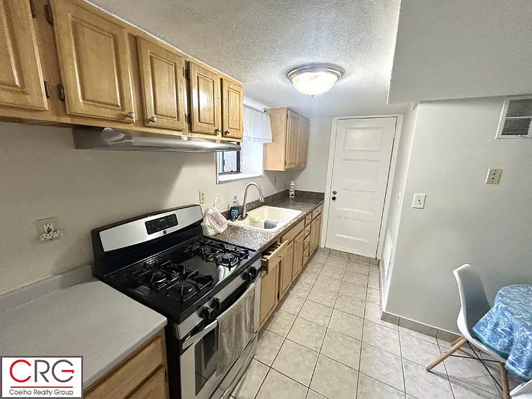 118-120 Cottage St #1B — Photo 17