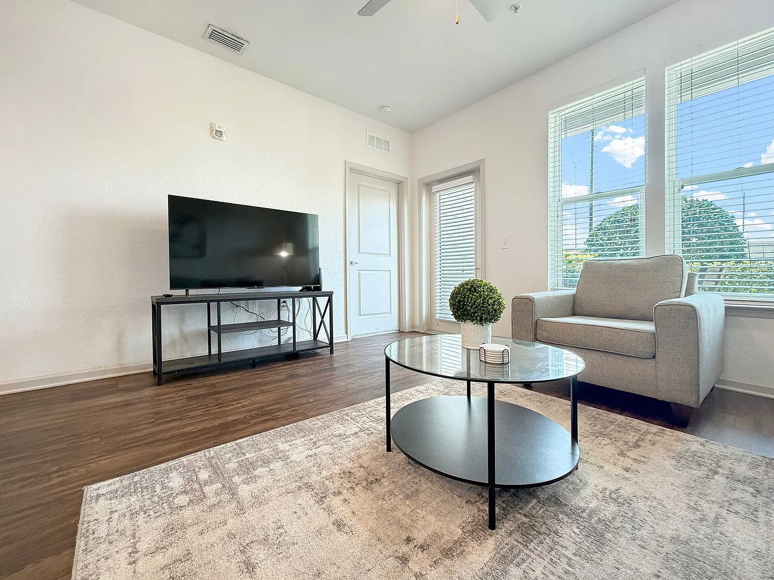 1 bed, 1.0 bath, 796 sqft, $2,475 — Photo 2