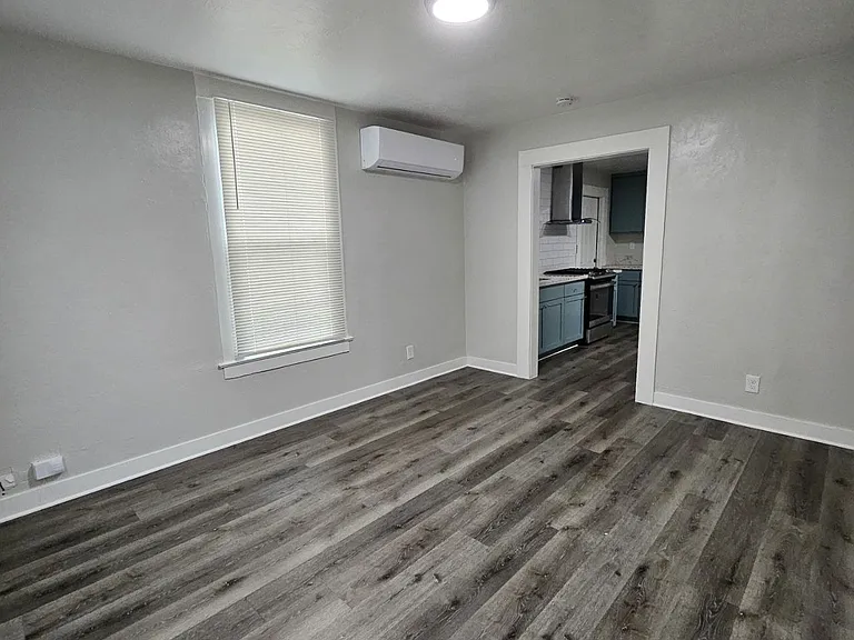 301 E Myrtle St — Photo 7