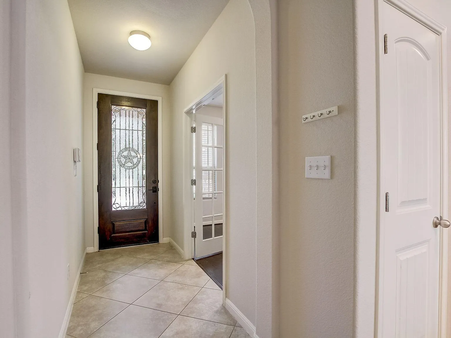 4 bed, 2.5 bath, 2574 sqft, $3,000 — Photo 4