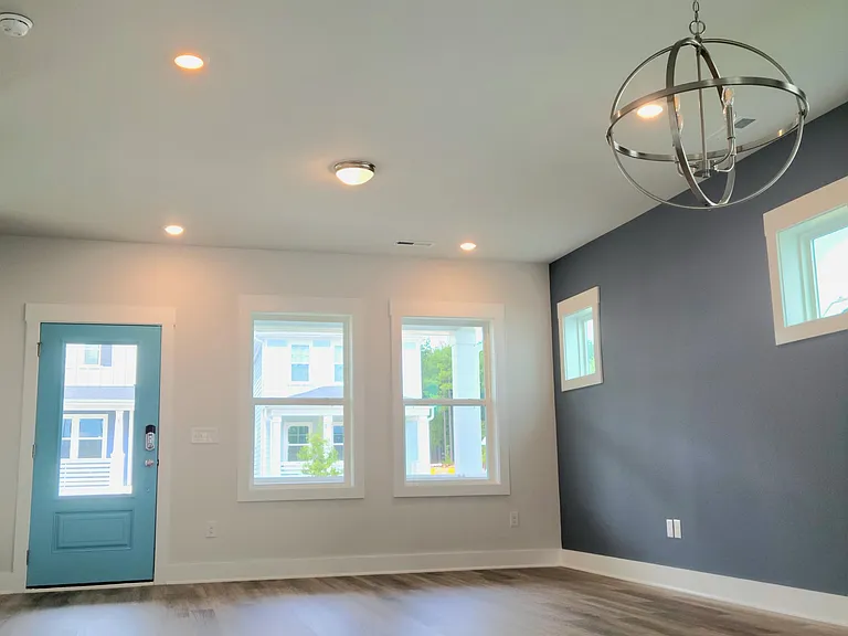 48 Somerleigh Way — Photo 3