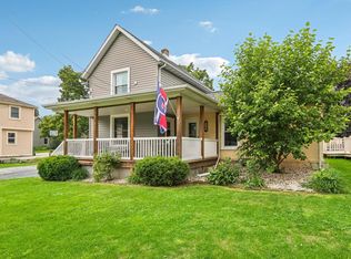 411 Prospect Ave, Pewaukee, WI 53072