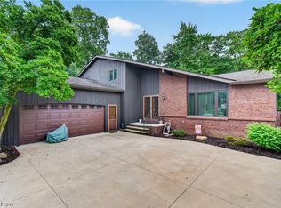 9961 Cedarwood Dr, North Royalton, OH 44133