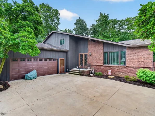 9961 Cedarwood Dr, North Royalton, OH 44133