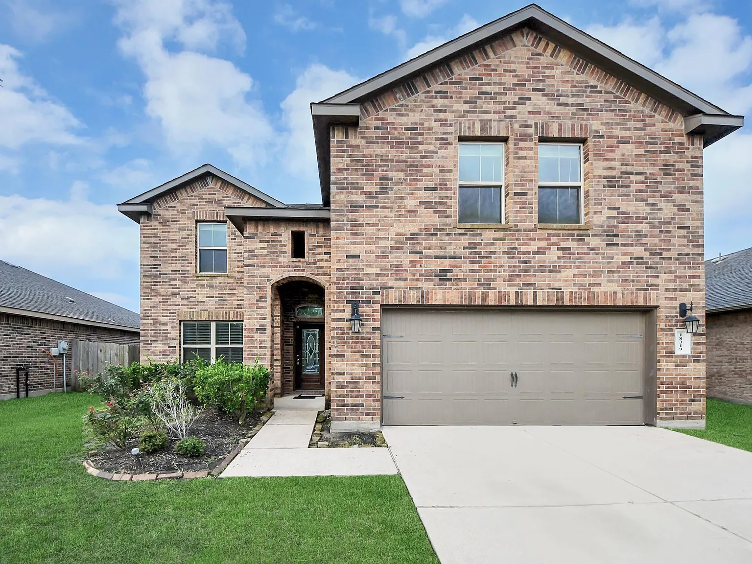 4 bed, 2.5 bath, 2331 sqft, $2,800 — Photo 2