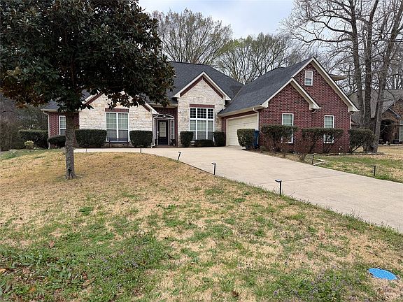 2nd image of 910 Holly Hill Ln